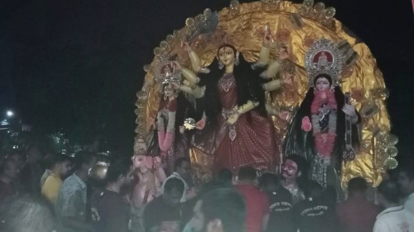 শেরপুরে আড়াই আনী জমিদার বাড়ির পুকুরে প্রতিমা বিসর্জন উপলক্ষে শারদীয় দুর্গোৎসব উদযাপন।