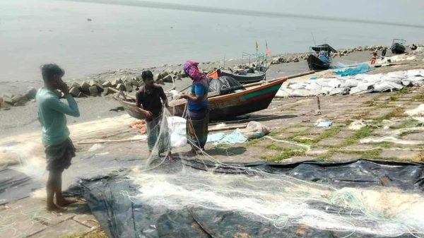 লক্ষ্মীপুরের রামগতি–কমলনগরের মেঘনা নদীতে ইলিশ ধরতে প্রস্তুতি নিচ্ছেন স্থানীয় জেলেরা