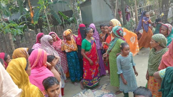 জামালপুরের বকশীগঞ্জে মামার বাড়িতে কিশোরীর ঝুলন্ত মরদেহ উদ্ধারের ঘটনায় পুলিশ ও স্থানীয়দের উপস্থিতি