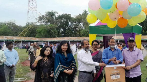 রাজশাহী কালেক্টরেট মাঠে উদ্বোধন অনুষ্ঠানে অতিথিদের বেলুন উড়িয়ে বিভাগীয় বইমেলা ২০২৫-এর উদ্বোধনের দৃশ্য