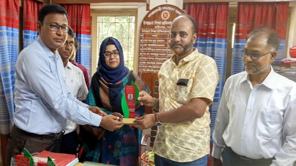 রাণীনগরে শিক্ষা কর্মকর্তাদের বিদায় সংবর্ধনা অনুষ্ঠানে প্রধান অতিথি ও শিক্ষকরা উপস্থিত
