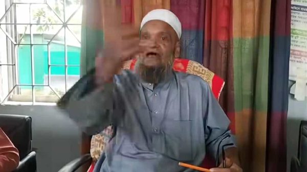 ইসলামপুরের চরপুটিমারী ইউনিয়ন পরিষদের চেয়ারম্যান সুরুজ মাস্টারের সঙ্গে সাংবাদিক মফিজুলের বিতর্কের মুহূর্ত