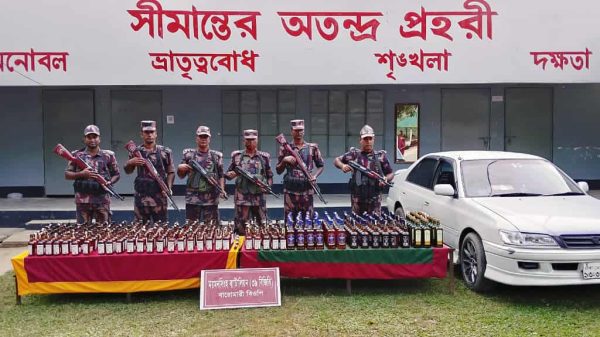 বিজিবি কর্মকর্তারা ময়মনসিংহ সীমান্তে জব্দ করা ভারতীয় মদ ও চোরাচালানী মালামাল প্রদর্শন করছেন
