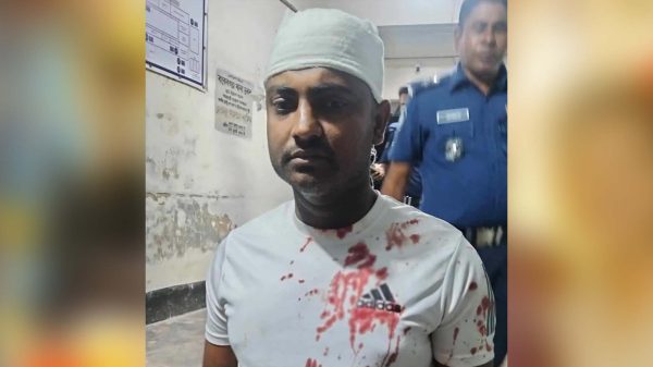বাকেরগঞ্জে আহত স্বেচ্ছাসেবক দল নেতা সরোয়ার সরদারকে হাসপাতালে চিকিৎসা দেওয়া হচ্ছে।