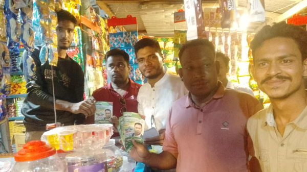 ডিমলায় সেচ্ছাসেবক দলের নেতারা পথসভায় ধানের শীষ প্রতীকের পক্ষে লিফলেট বিতরণ করছেন।