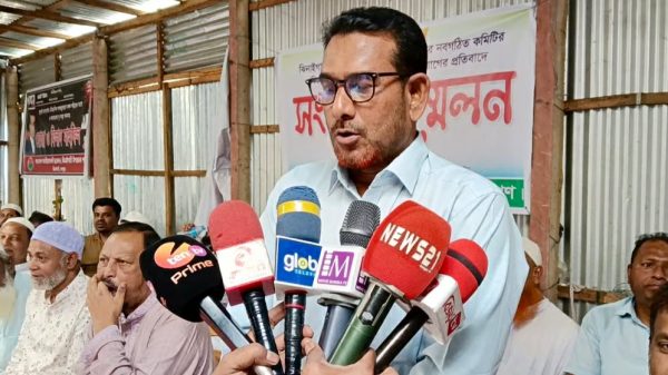 ঝিনাইগাতী বাজার শতবর্ষী বড় মসজিদ পরিচালনা কমিটির সংবাদ সম্মেলনে বক্তব্য দিচ্ছেন সহ-সভাপতি মো. ছামিউল ইসলাম সাদা