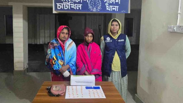 চাটখিল থানায় পুলিশের হাতে আটক মাদক সম্রাজ্ঞী ববিতা আক্তার ও সহযোগী তামান্না আক্তার শারমিন, টেবিলে উদ্ধারকৃত ২৬০ পিস ইয়াবা প্রদর্শন।