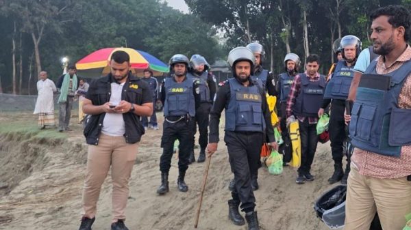 পদ্মার চরে পুলিশের অভিযান ‘অপারেশন ফার্স্ট লাইট’-এ অংশ নেওয়া পুলিশ, র‍্যাব ও এপিবিএন সদস্যরা