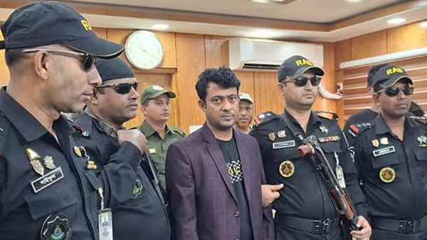 নোয়াখালীর আনসার-ভিডিপি ব্যাংকের ব্যবস্থাপক আলমগীর হোসেনকে র‍্যাব গ্রেপ্তার করে দুদকের কাছে হস্তান্তর করছে।