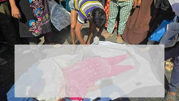 টঙ্গী হোসেন মার্কেটে বাসচাপায় নিহত নারীর ঘটনাস্থলের দৃশ্য—উদ্ধারে পুলিশ ও স্থানীয় জনতা।