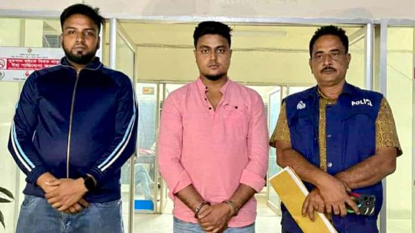 শেরপুরের নালিতাবাড়ীতে পুলিশ কর্তৃক জাল নোটসহ এক যুবককে গ্রেফতারের সময়ের দৃশ্য