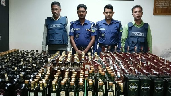 পুলিশের অভিযানে ঝিনাইগাতীতে মাদক কারবারি মাজাহারুলের বাড়ি থেকে ৪৮৯ বোতল ভারতীয় মদ জব্দের দৃশ্য।