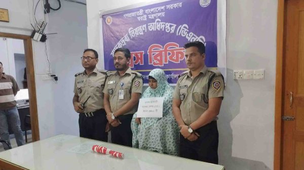 জামালপুরে মহনা এক্সপ্রেসে অভিযান চালিয়ে ৩,৪০০ পিস ইয়াবা জব্দ করা হচ্ছে।