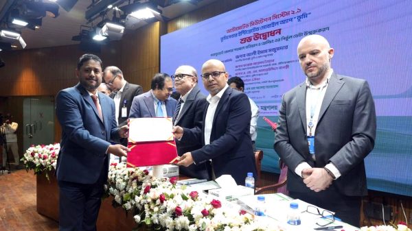 শেরপুর জেলা প্রশাসক তরফদার মাহমুদুর রহমান পুরস্কার গ্রহণ করছেন ভূমি মন্ত্রণালয়ের অনুষ্ঠানে