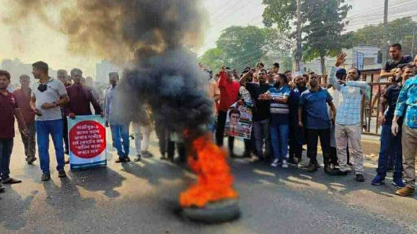 গাজীপুর-৬ আসন পুনর্বহালের দাবিতে টঙ্গীতে মহাসড়ক অবরোধ ও বিক্ষোভে অংশ নিচ্ছে বিএনপি ও জামায়াতের নেতাকর্মীরা।
