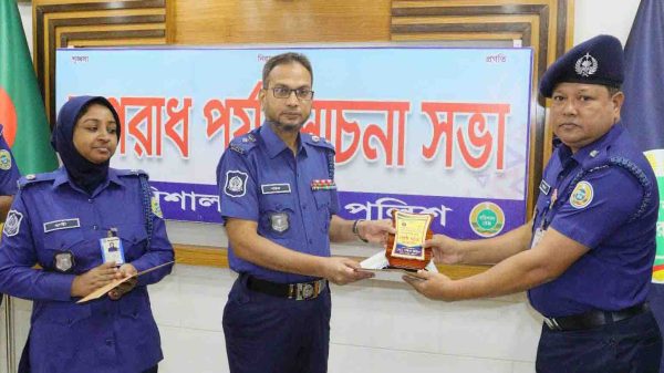 বাকেরগঞ্জ থানার ওসি আবুল কালাম আজাদ বরিশালের শ্রেষ্ঠ ওসি হিসেবে পুলিশ সুপারের কাছ থেকে সম্মাননা গ্রহণ করছেন।