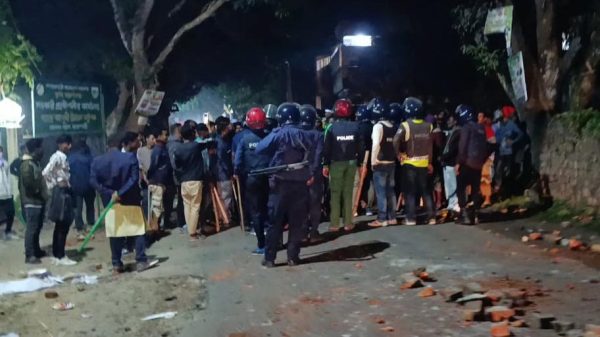 রাজশাহীতে বিএনপি দুই গ্রুপের মধ্যে সংঘর্ষ ও ধাওয়া-পাল্টা ধাওয়ার দৃশ্য