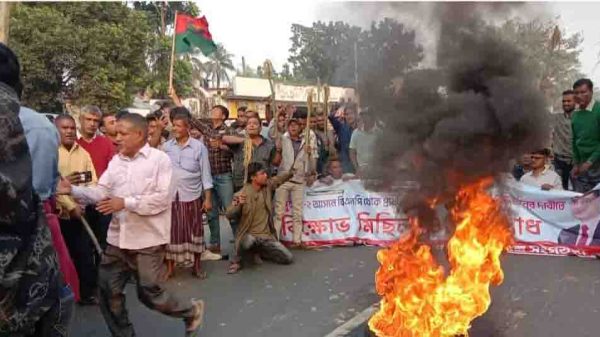 জয়পুরহাট–২ তৃণমূল নেতাকর্মীরা বিএনপি মনোনয়ন পরিবর্তনের দাবিতে সড়কে টায়ার জ্বালিয়ে বিক্ষোভ করছে।