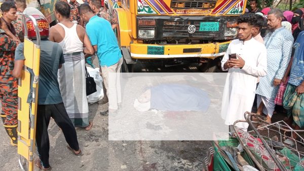 নোয়াখালীর কবিরহাটে ট্রাক চাপায় বিধ্বস্ত সিএনজি, ঘটনাস্থলে ভিড় জমিয়েছেন স্থানীয়রা