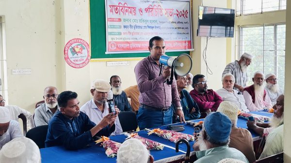 রাণীনগরে মুক্তিযোদ্ধা সংসদ উপজেলা ইউনিট কমান্ডের পরিচিতি সভায় মুক্তিযোদ্ধারা বক্তব্য দিচ্ছেন।