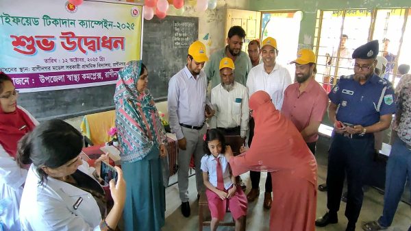 রাণীনগর উপজেলায় শিশুদের টিকাদান চলাকালীন স্বাস্থ্যকর্মীরা টিকা প্রদান করছেন এবং অভিভাবকরা উপস্থিত রয়েছেন।