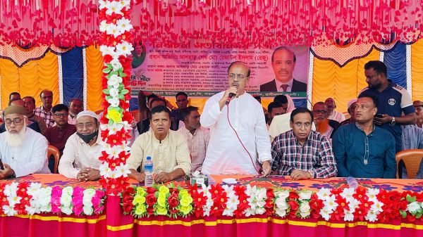 রাণীনগর মিরাট ইউনিয়ন বিএনপির নির্বাচনী মতবিনিময় সভায় শেখ রেজাউল ইলসাম ও স্থানীয় নেতা-কর্মীরা বক্তব্য রাখছেন।