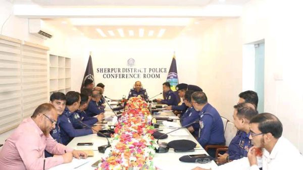 শেরপুর জেলা পুলিশের মাসিক অপরাধ পর্যালোচনা সভায় পুলিশ সদস্যরা অংশগ্রহণ করছেন
