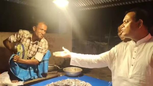 নান্দাইলের স্থানীয় বাজারে গণসংযোগ করছেন বিএনপি মনোনয়নপ্রত্যাশী মামুন বিন আব্দুল মান্নান