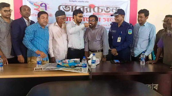 বকশীগঞ্জ প্রেসক্লাবে ভোরের চেতনার ২৭তম প্রতিষ্ঠাবার্ষিকী উদযাপনে কেক কাটা ও অংশগ্রহণকারীদের উপস্থিতি