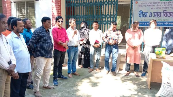 ঠাকুরগাঁওয়ের পীরগঞ্জে কৃষকদের মাঝে বিনামূল্যে সার ও বীজ বিতরণ অনুষ্ঠানে ইউএনও রকিবুল হাসান বক্তব্য রাখছেন।