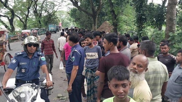 সিরাজগঞ্জের শাহজাদপুরে মোটরসাইকেল রেসের সময় দুর্ঘটনা; নিহত রুহান এবং আহত বাদশাকে স্থানীয়রা উদ্ধার করছে।