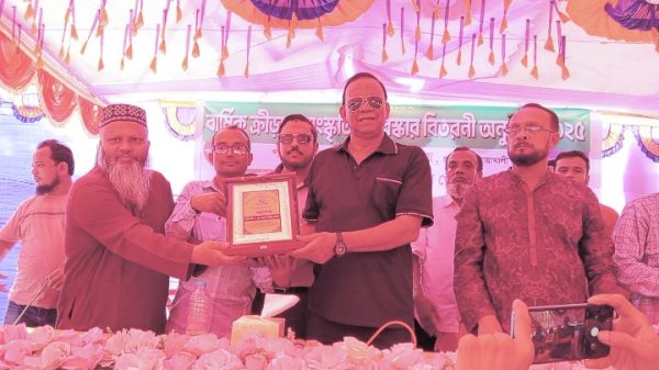 পাল্লা মাহবুব আদর্শ উচ্চ বিদ্যালয়ে বার্ষিক ক্রীড়া ও সাংস্কৃতিক প্রতিযোগিতার পুরস্কার বিতরণে বক্তব্য দিচ্ছেন ব্যারিস্টার মাহবুব উদ্দিন খোকন।