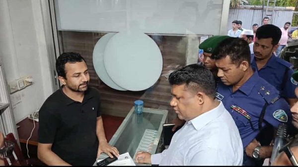 চাটখিলে ভ্রাম্যমান আদালত অভিযানে ফুটপাত দখলমুক্ত ও ভুয়া দন্ত চিকিৎসককে জরিমানা করা হচ্ছে