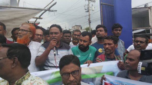 চারঘাট উপজেলার চৌরাস্তা মোড়ে পদ্মার ভাঙন রোধে স্থায়ী বাঁধ নির্মাণের দাবিতে মানববন্ধনে অংশ নেওয়া স্থানীয় জনগণ ও বিএনপি নেতৃবৃন্দ।