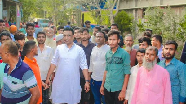 আরিফুল ইসলাম বিলাত স্থানীয় জনগণের সঙ্গে কথা বলছেন, বাঘা-চারঘাটে উন্নয়ন ও মাদকমুক্ত সমাজ গড়ার পরিকল্পনা নিয়ে