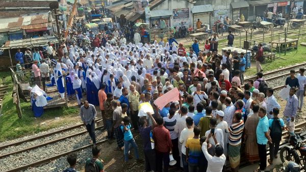 রাণীনগর রেলগেটে যানজট নিরসনের দাবিতে সাধারণ মানুষের মানববন্ধন