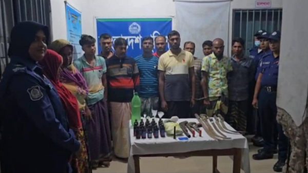 রাজশাহীতে যৌথ বাহিনীর ‘অপারেশনস ফার্স্ট লাইট’ অভিযানে উদ্ধারকৃত অস্ত্র ও মাদকদ্রব্য প্রদর্শন