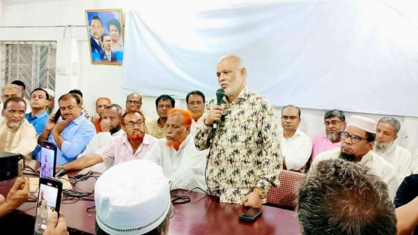 গাজীপুরের টঙ্গীতে ৭ নভেম্বর বিপ্লব ও সংহতি দিবস উপলক্ষে আয়োজিত সভায় বক্তব্য দিচ্ছেন আলহাজ্ব সালাউদ্দিন সরকার।