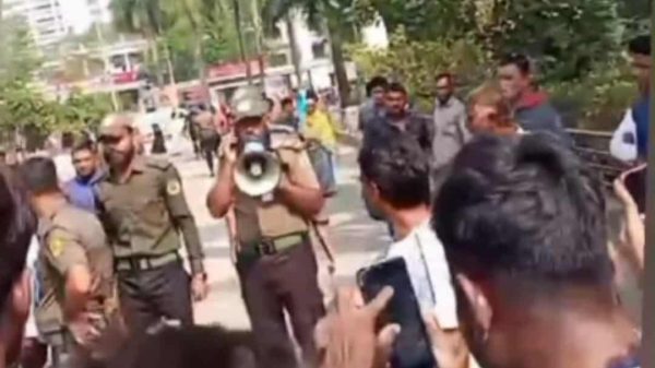 রাজশাহী মেডিকেল কলেজের ৪ নম্বর গেটে ট্রলি ও অ্যাম্বুলেন্স ভোগান্তি, রোগীরা অপেক্ষা করছে