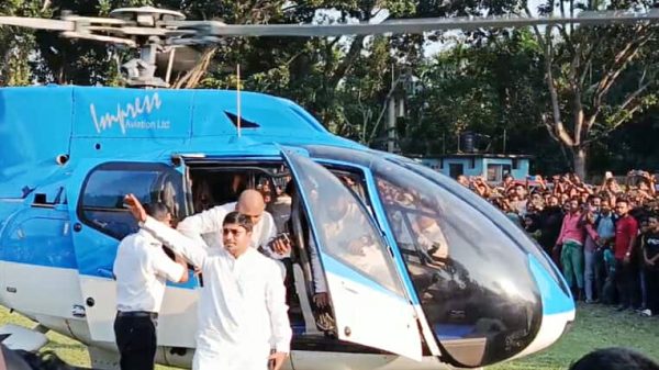 হেলিকপ্টার থেকে নামছেন বিএনপি নেতা সাদিকুর রহমান শুভ, পাশে নেতাকর্মীদের ভিড়