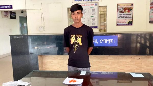 ঝিনাইগাতীতে র‌্যাবের অভিযানে ১৪৮ পিস ইয়াবাসহ যুবক গ্রেফতারের দৃশ্য।