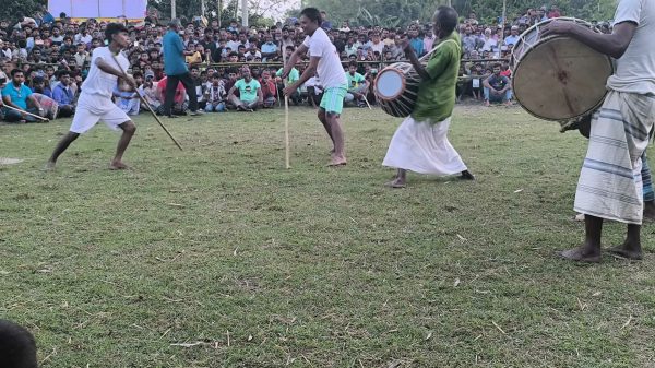 ডিমলার টেপাখরিবাড়ি ইউনিয়নে অনুষ্ঠিত লাঠি খেলা ঘিরে দর্শকদের উচ্ছ্বাস ও উৎসবমুখর পরিবেশ