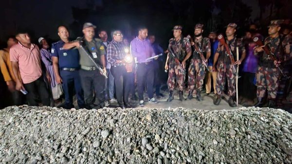 বিজিবির সদস্যরা তিস্তা নদী থেকে অবৈধভাবে উত্তোলিত পাথর জব্দ করছেন