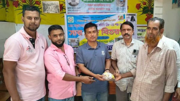 বাকেরগঞ্জে লাল-সবুজ শ্রমজীবী সমবায় সমিতির সদস্যদের মাঝে সার ও বীজ বিতরণের সময় অতিথিদের উপস্থিতি