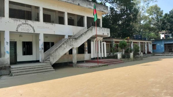 বকশীগঞ্জে সরকারি প্রাথমিক বিদ্যালয়ে তিন দফা দাবিতে কর্মবিরতিতে অংশ নিচ্ছেন সহকারী শিক্ষকরা।