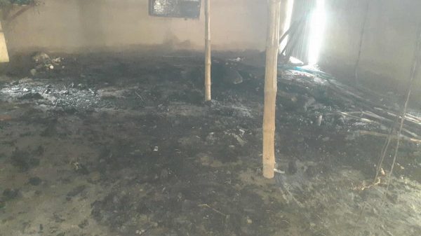 রাণীনগরের হরিপুর গ্রামের গোঁসাই ঠাকুরের আশ্রমে অগ্নিকাণ্ডে পুড়ে যাওয়া ঘর ও ক্ষতিগ্রস্ত জিনিসপত্রের দৃশ্য