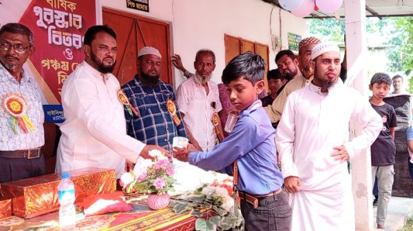 চাটখিলের অক্সফোর্ড ইন্টারন্যাশনাল কে.জি. স্কুলে পুরস্কার নিচ্ছে শিক্ষার্থীরা, পাশে অতিথিবৃন্দ ও শিক্ষকরা।