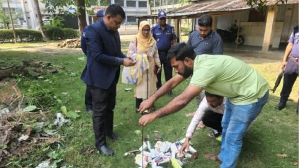 বাঘা উপজেলায় প্রশাসনের যৌথ অভিযানে ফার্মেসি থেকে জব্দকৃত মেয়াদোত্তীর্ণ ওষুধ ধ্বংসের দৃশ্য