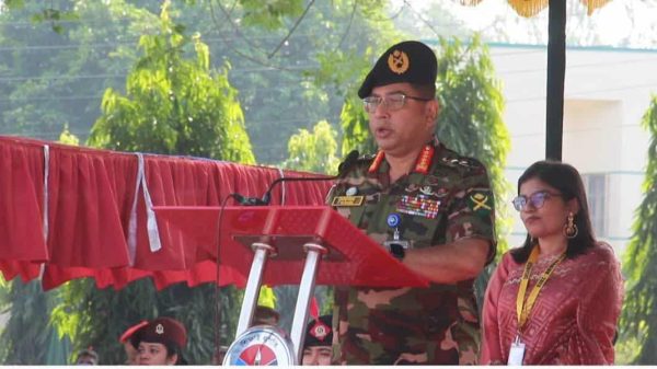 জয়পুরহাট গার্লস ক্যাডেট কলেজের পুনর্মিলনীতে প্রাক্তন ও বর্তমান ক্যাডেটরা প্যারেডে অংশগ্রহণ করছেন।