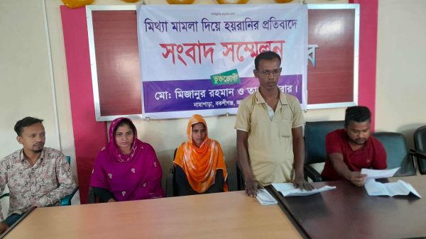 বকশীগঞ্জে রিকশা চালক মিজানুর রহমান ও তার পরিবার সংবাদ সম্মেলনে বক্তব্য রাখছেন।